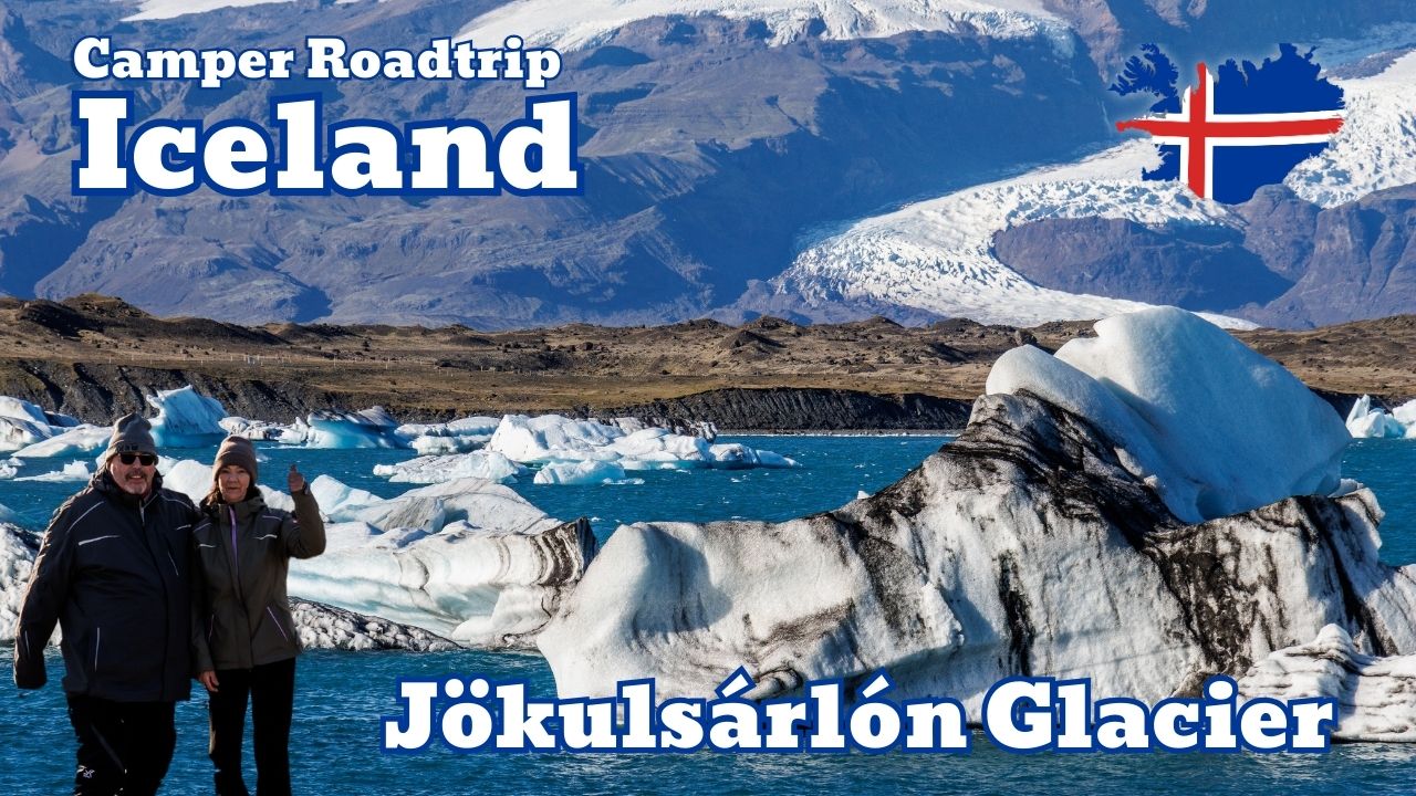 Thumbnail zum Island Camper Roadtrip: zwei Reisende vor der Gletscherlagune Jökulsárlón mit Eisbergen und Gletscher im Hintergrund – Highlight unserer Islandreise mit Wickie on Tour