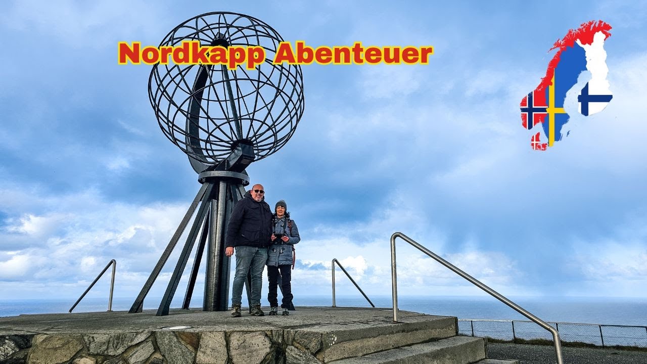 Reisende vor der Weltkugel am Nordkapp Center auf dem Nordkap
