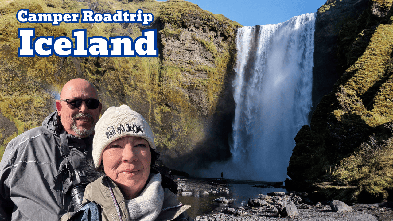 Selfie von Kirsten und Robin vor dem Skógafoss in Island – mächtiger Wasserfall während unseres Island Camper Roadtrips